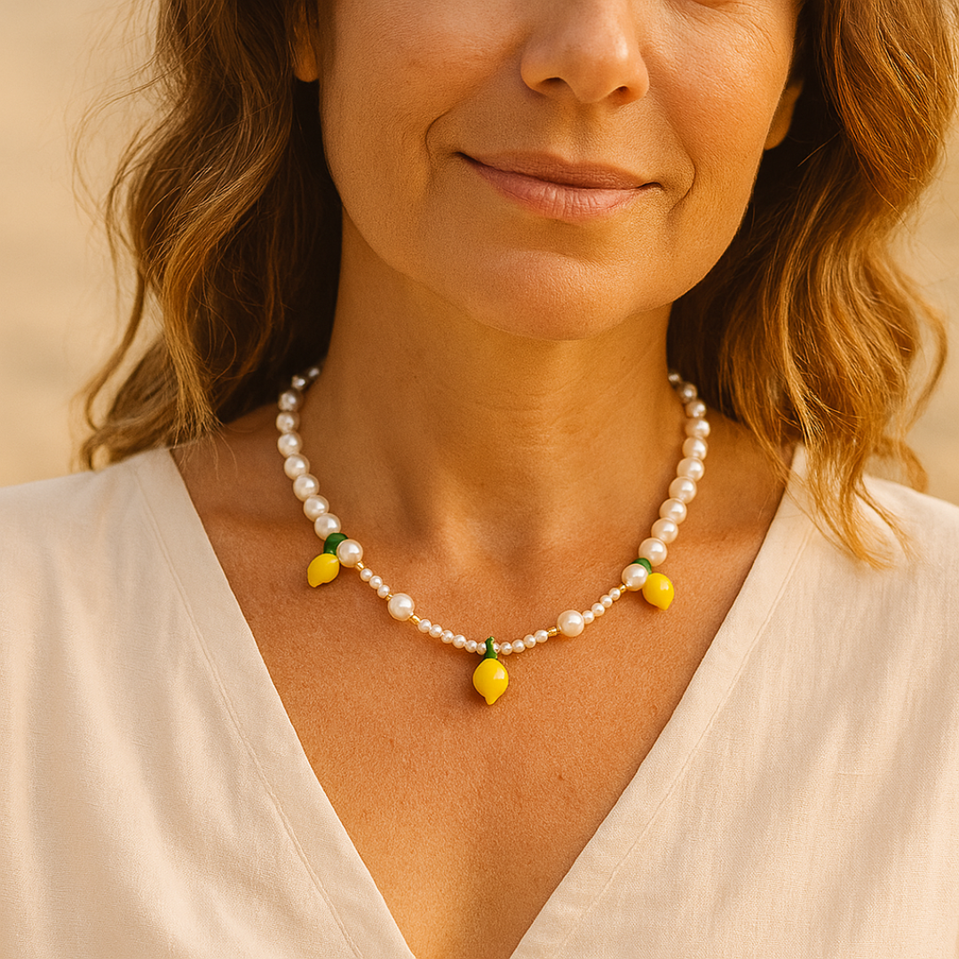 "Lemon Chic" – Collar de Perlas con Limones Hecho a Mano