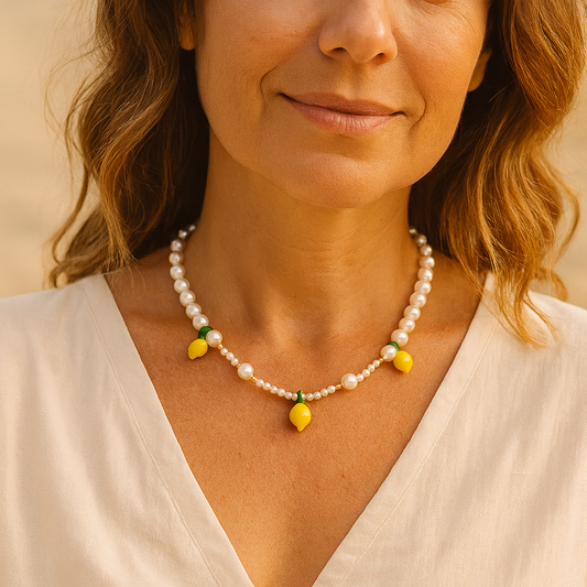 "Lemon Chic" – Collar de Perlas con Limones Hecho a Mano