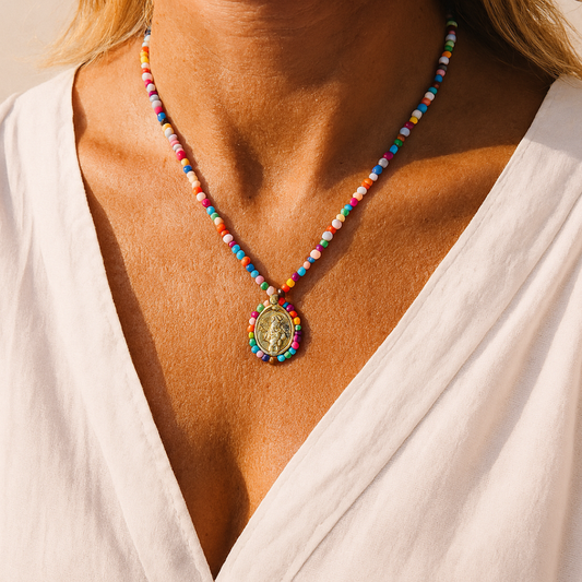 🌈 Milagrito del Mar – Collar Multicolor & Medalla Dorada